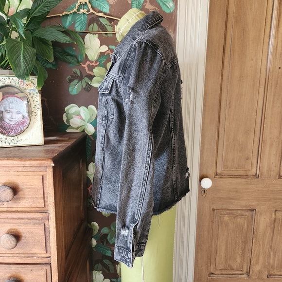 BOUTIQUE STYLE Fitted Distressed Jean Jacket Size Small - Picture 5 of 11